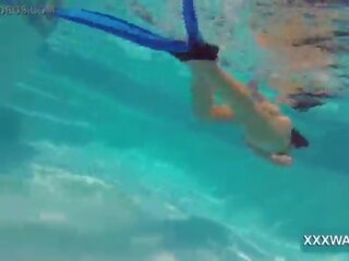 Utmärkt brunett prostituerad godis swims underwater