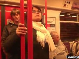 Hij picks omhoog rondborstig vriendin in de metro