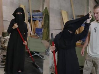Tour no pakaļa - musulmaņu sieviete sweeping grīda izpaužas noticed līdz pagriezās par amerikāņi soldier