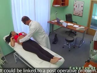 סקסי מְקוּעַקָע חולה מזיין שלה specialist ב מְזוּיָף בית חולים