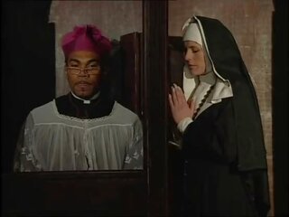 מלוכלך נזירה תחת מזוין על ידי א שחור priest ב ה confessional