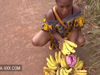 Svart bananen seller mademoiselle förförd för en elit kön klämma