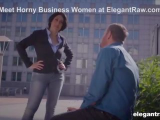 Üzleti nő fecskék míg dolgozó