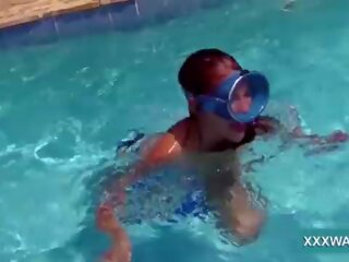 رائع امرأة سمراء عاهرة حلوى swims تحت الماء