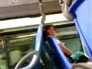 Pica-pau piscando para emocionante mulher em o autocarro