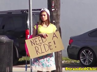 Hitchhiking 孩兒 性交 在戶外 上 汽車