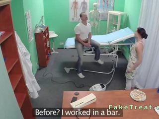 Mestre fode enfermeira e a limpar aluna em falsificação hospital