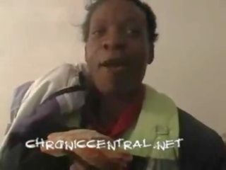 He trick this young black strumpet to fuck on xvideo