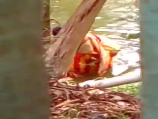 Beguiling bengali boudi soma uiminen openly ja näyttää hänen assets