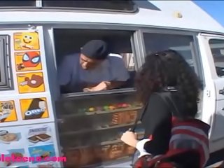 Gullibleteens.com icecream truck pusaudze lassie iedomīgs melnas mati
