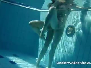 Zuzanna dan lucie bermain di bawah air