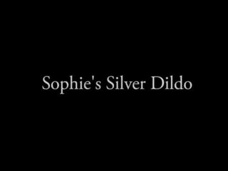 Sophie dee igra s ji silver dildo v na bazen!