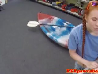 Redhead tinedyer pussyfucked sa pamamagitan ng pawnbroker