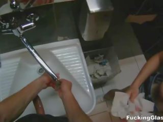 Zkurvenej brýle - veřejné toaleta orgasmu