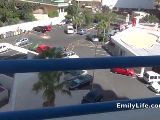 Masturbation auf die balkon mit amateur milf emily