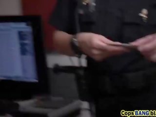 Две голям бюст полиция officers заловени черни dude`s голям трудно пенис