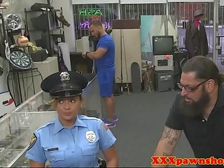 Piccola poliziotto arato in pawnshop per contante