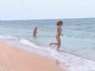 3 nudists spelar på den strand