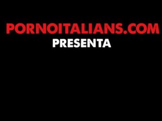 Porno italiano - mora riccia trentenaire italiana scopata sul divano del ensemble