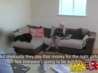 Fakeagentuk skitten utmerket blond elsker en bit av anal skitten video