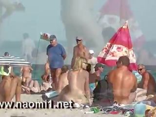 Naomi1 punhetas um jovem rapaz em um público praia