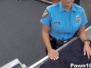 Police officier vient en pawn boutique