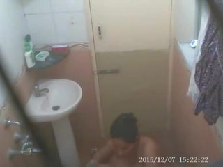 Indien mère surprit nu tandis que prise bain en caché caméra