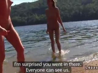 Kumpulan daripada lesbian teman wanita bogel di lake