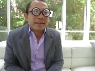 Meksikansk nerd fucks en tenåring fra hans kontor!