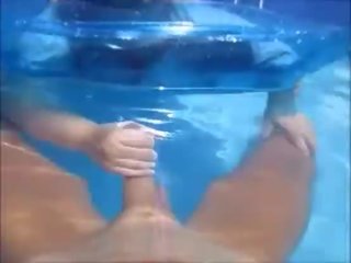 Menjijikan istri memberikan suami memainkan kontol dengan tangan di kolam renang di bawah air & memimpin dia air mani di bawah air