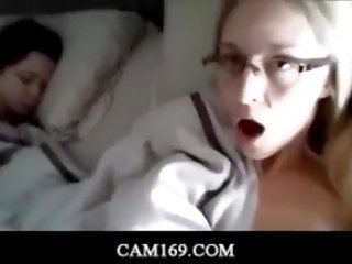 Blondýnka femme fatale masturbuje další na ji spací přítel